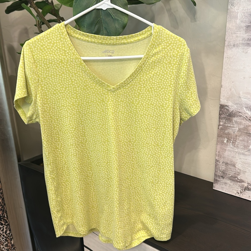 High Low Short Sleeve Top Lime Green w Subtle Pattern Large BCG T-shirt